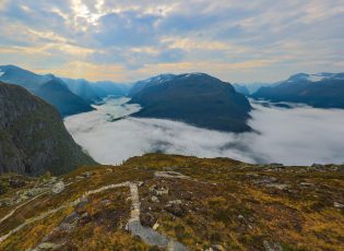 Lovatnet Norwegen mit Blick auf den Innvikfjorden