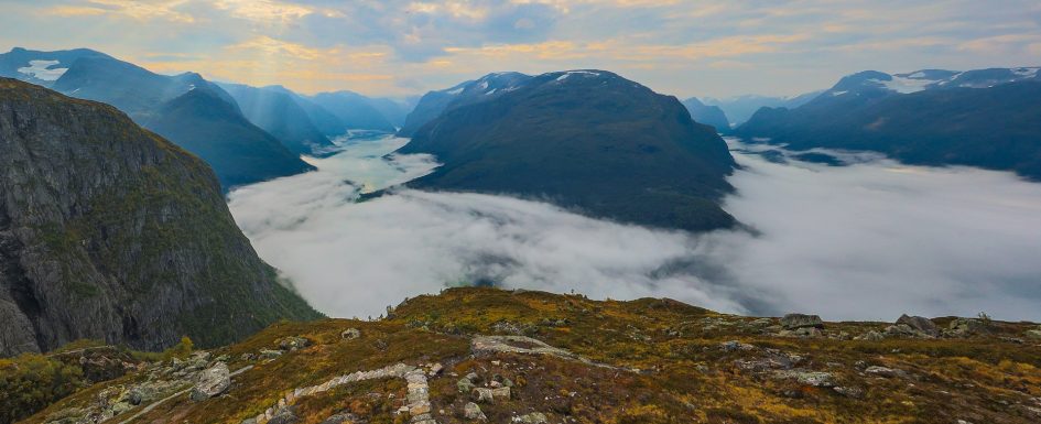 Lovatnet Norwegen mit Blick auf den Innvikfjorden