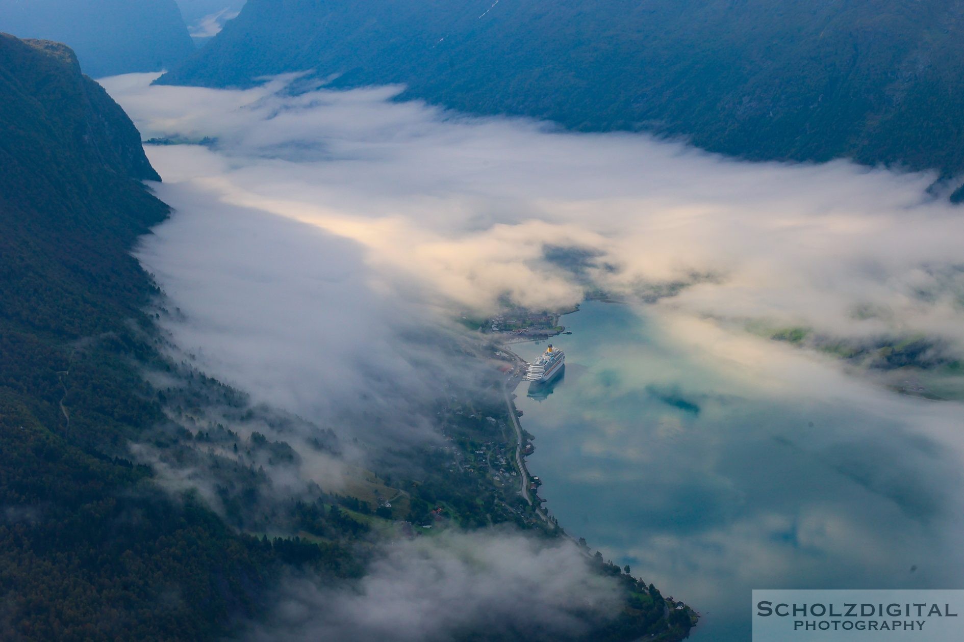 Norwegen mit Blick auf den Innvikfjorden