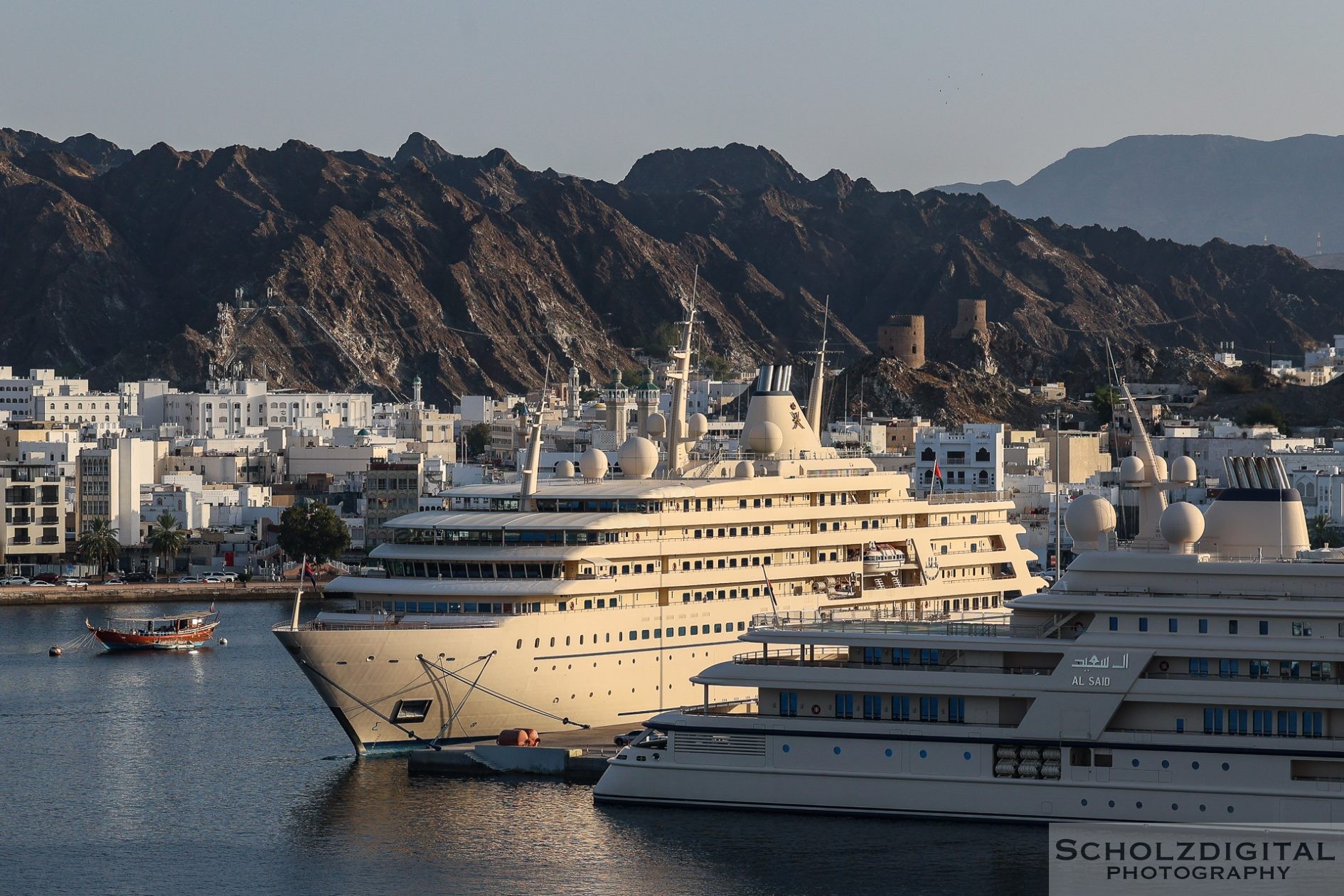 Hafenszene im Maskat mit der Yacht des Sultans